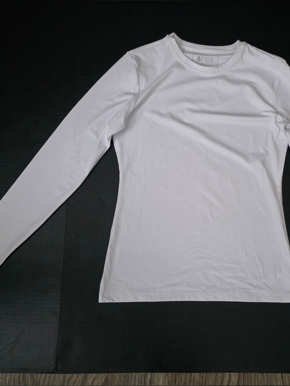 Figs Women's White Long-Sleeve Crewneck Top Size S Used Like New. - Picture 3 of 10